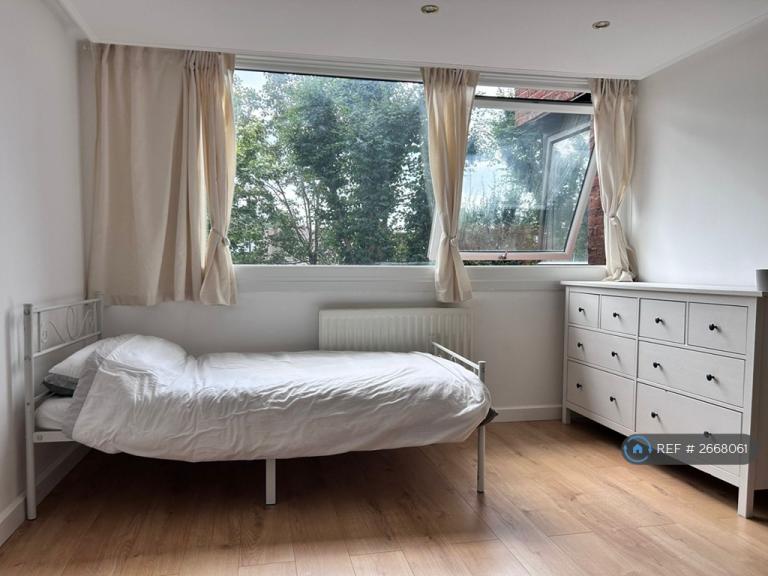 2 bedroom flat in Britten Close, London, NW11 (2 bed) (#2668061)