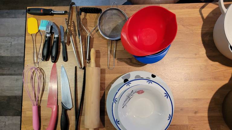 Bundle kitchenware and plates