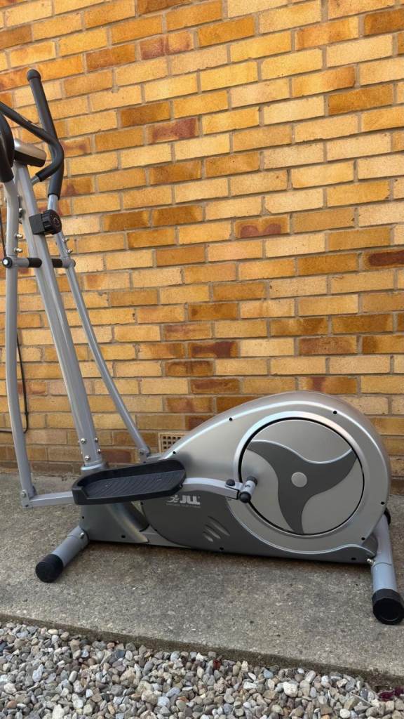 CT300 Cross Trainer Magnetic Resistance Cross Trainer/ Elliptical