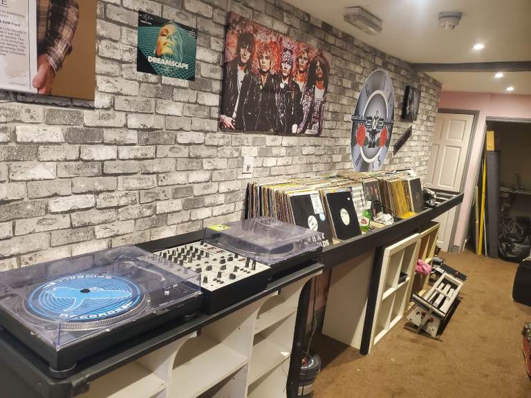 1300 + Desirable Vinyls worth over 30k & 1000 unprocessed 