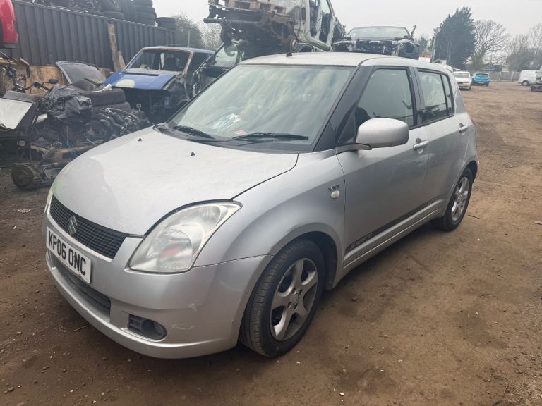 Suzuki swift 1.3 2006 silver BREAKING FOR PARTS 