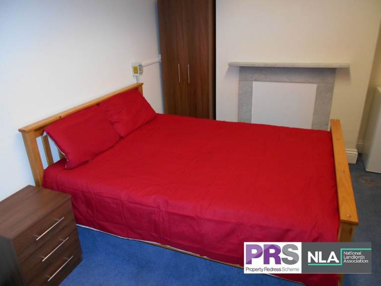 Large double room in great BD8 location, next to Lister Park. Rent includes WiFi and all bills.