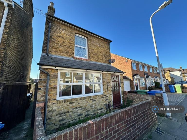 1 bedroom flat in Harold Road, Sittingbourne, ME10 (1 bed) (#3064991)