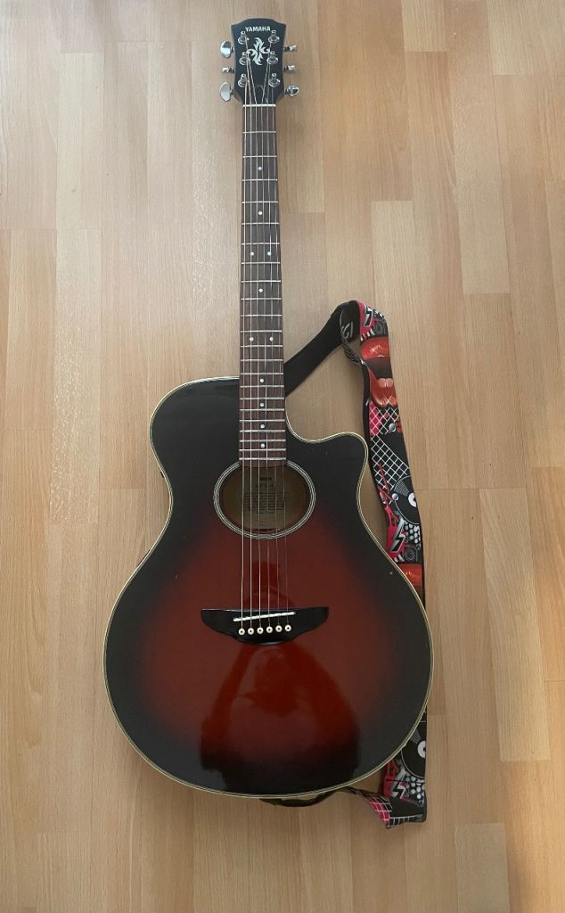 Yamaha Acoustic Guitar with TGI Gig Bag and Strap