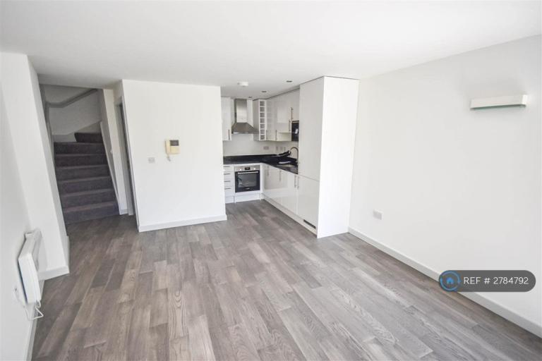 1 bedroom flat in Western House, Brentford, TW8 (1 bed) (#2784792)