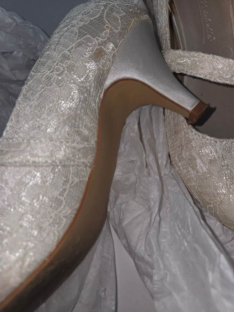 White Lace Wedding Shoes with Strap – Good Condition