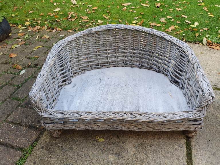 Medium wicker dog bed
