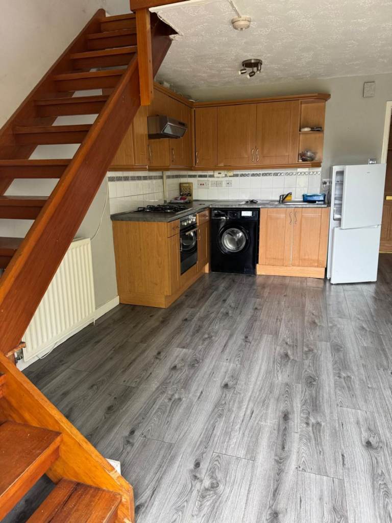 Spacious, bright 1 bed house in newton mearns . Backs onto broomburn park