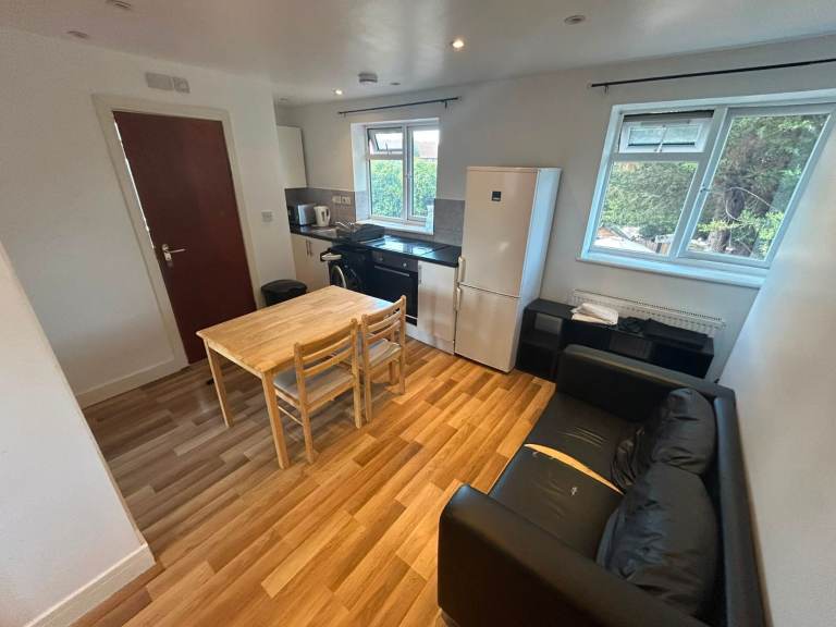 2 BEDROOM FLAT BRYONY ROAD SHEPHERDS BUSH W12 - Rent Includes Water Bill