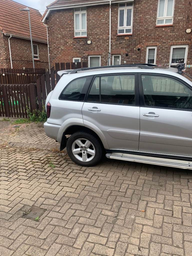 Toyota RAV 4 Estate 20DIESEL  SPARES REPAIR  NEEDS ALTNATOR FITTED £600 NO OFFERS 