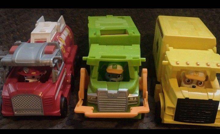 Paw Patrol Big Truck Pups depot and 7 trucks