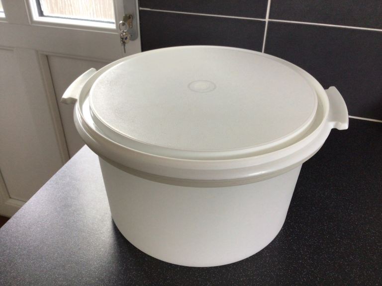 Tupperware cake storage