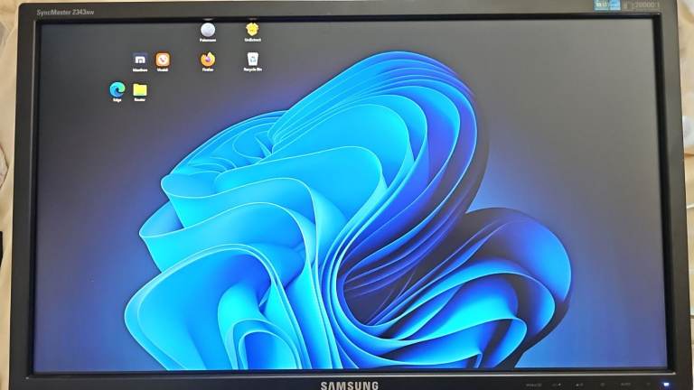Monitor Samsung 23 Inch Hi Resolution 2048x1152 HDMI Adapter, Cables, in Original Box
