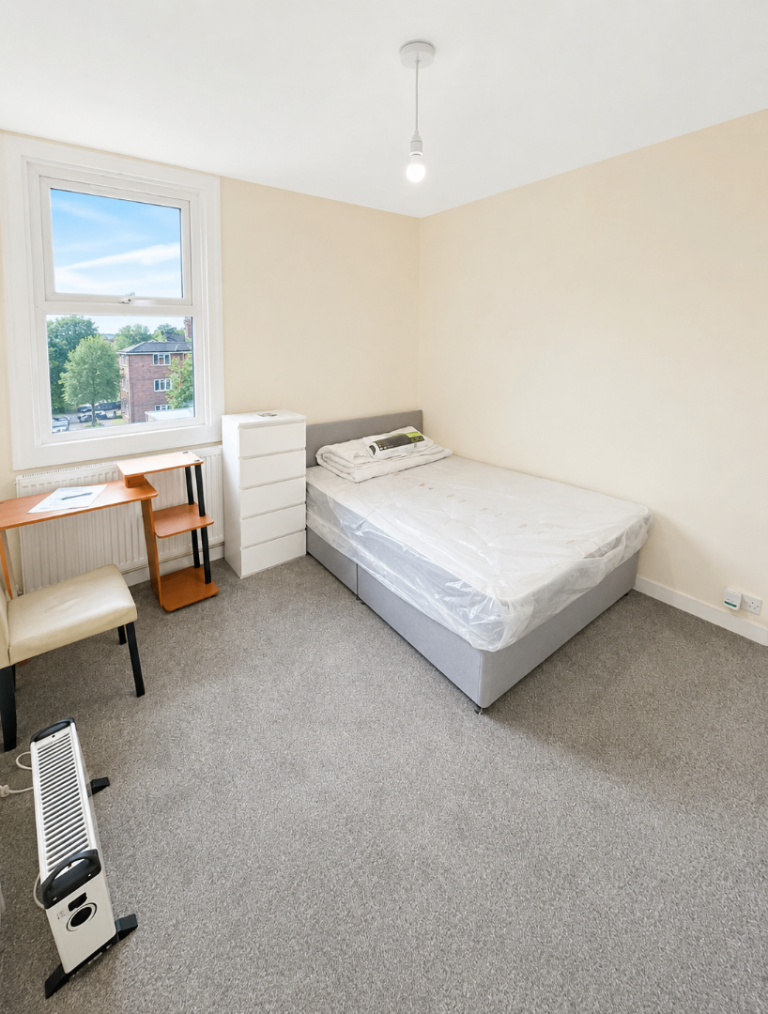 Large double room in Gillingham ME7 1LD 