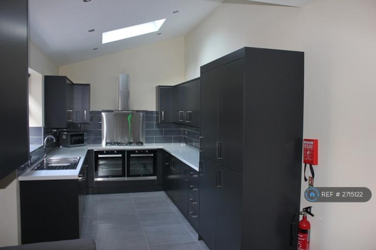 7 bedroom house in Ruskin Avenue, Manchester, M14 (7 bed) (#2715122)