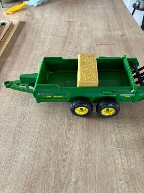 JOHN DEERE FARM TRAILER + HAY BAIL