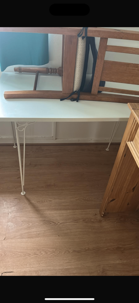 Free white table / desk
