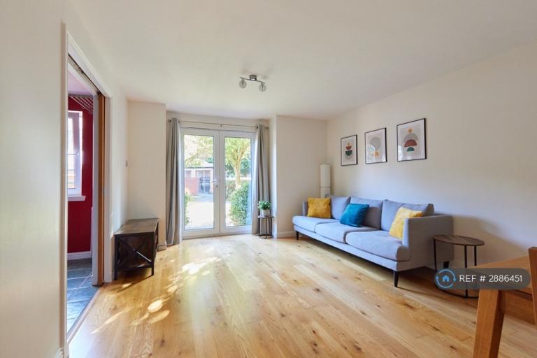 2 bedroom flat in Tytler Court, Edinburgh, EH8 (2 bed) (#2886451)