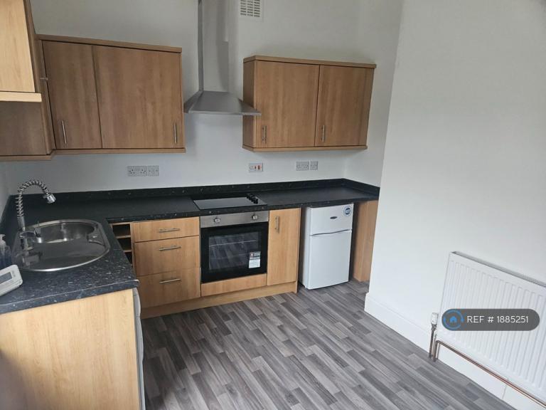 2 bedroom flat in Outram Street, Darlington, DL3 (2 bed) (#1885251)