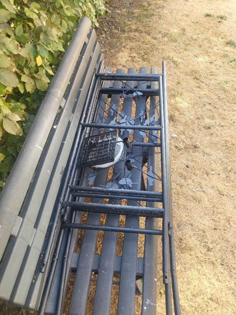 Bird feeding station 