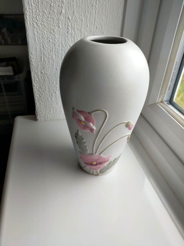Vintage Portuguese made pocelain vase 20cm high