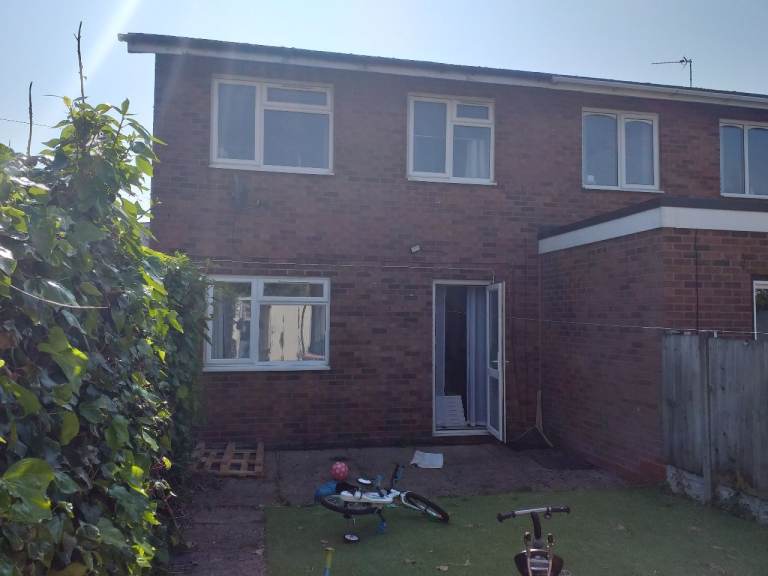 Walcot Drive 3 Bedroom - Parking for 3 cars. 