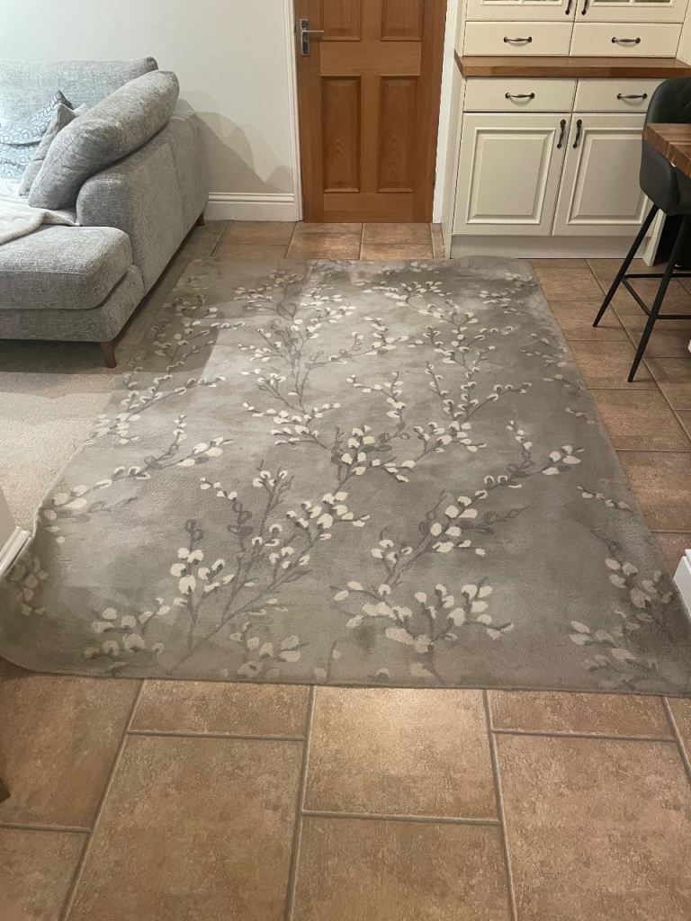 Large Laura Ashley 100% wool rug. 180cms x 260cms