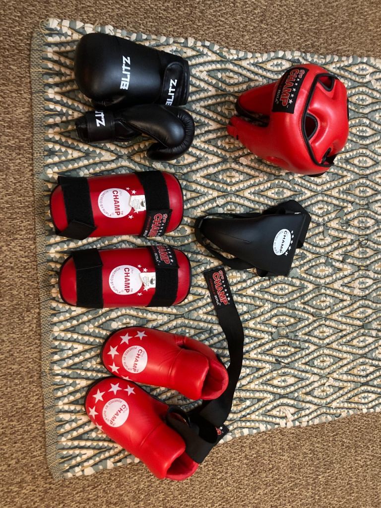 Size S/M martial arts/kickboxing kit
