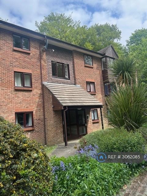 1 bedroom flat in Puttocks Close, Haslemere, GU27 (1 bed) (#3062085)