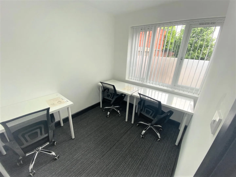 North Leeds-LS17, Private office for 2 people/desks, £350 pcm All-inclusive space LS17 6EB 