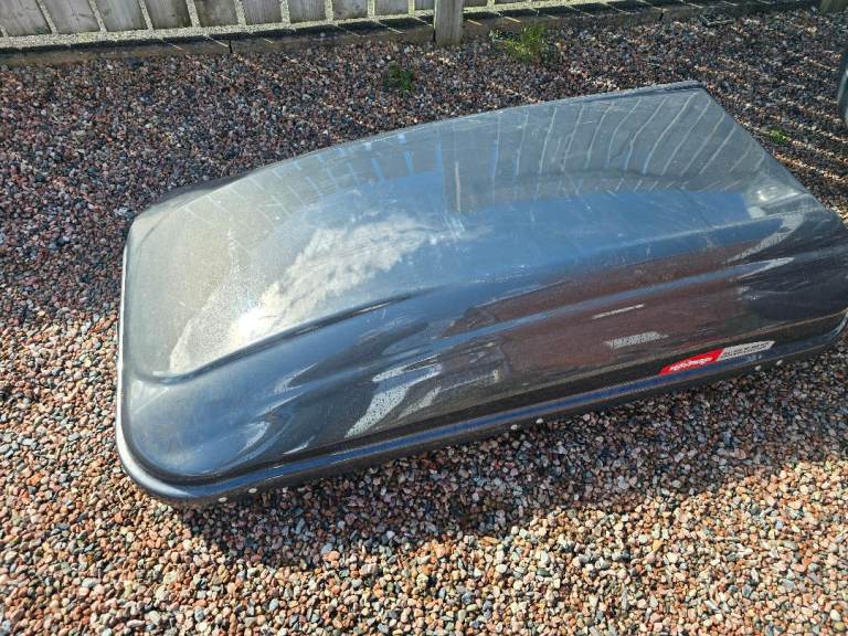 Roof box for car