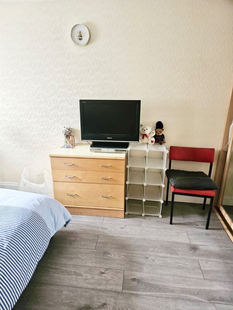 Rent Double Room (own separate WC) - Kennedy Avenue, Ponders End, Enfield EN3 