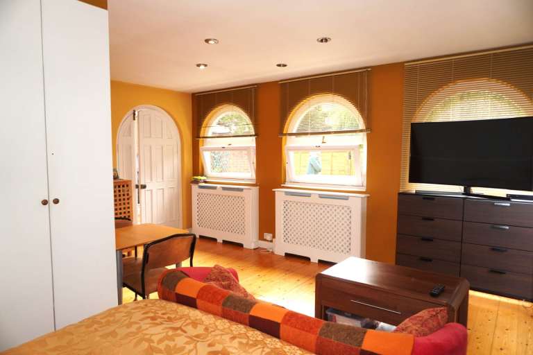 1 bedroom flat in Mellitus Street, London