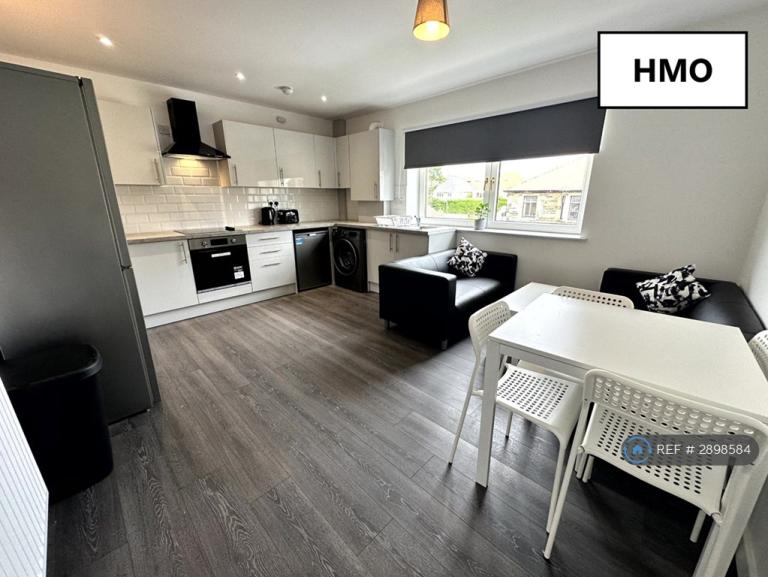 4 bedroom flat in Hmo Licensed Wedderlea Drive, Glasgow, G52 (4 bed) (#2898584)