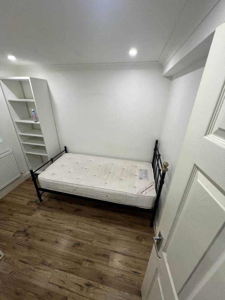 Luxury single room with double bed quiet clean Leyton Stratford all bills 