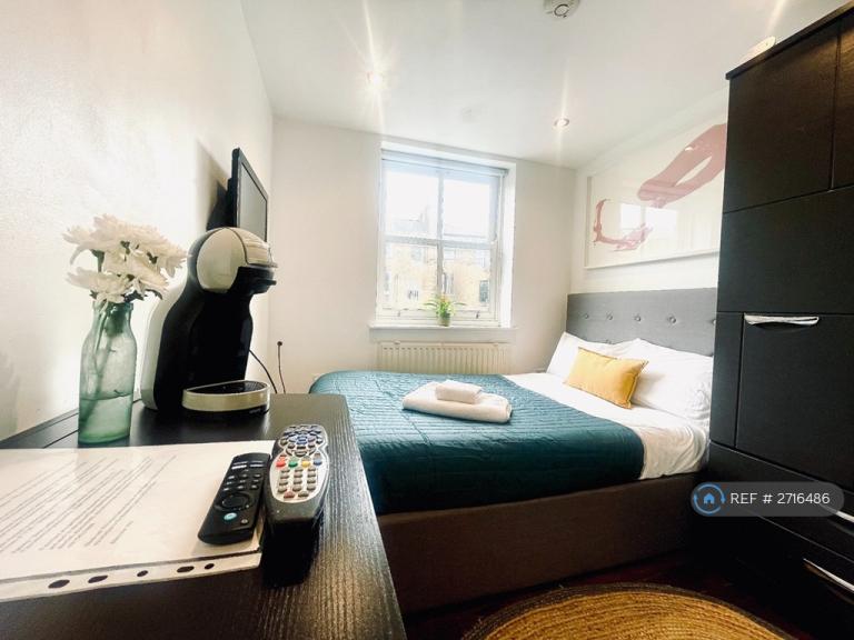 Studio flat in Victoria Park Road, London, E9 (#2716486)