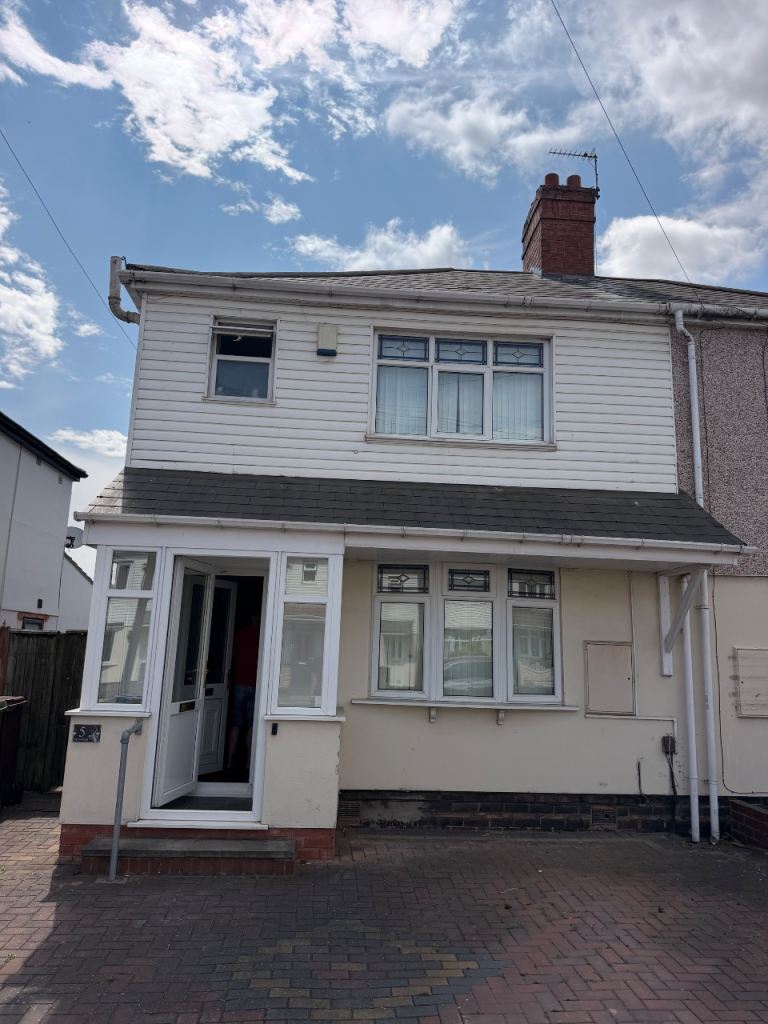 Semi detached house for rent