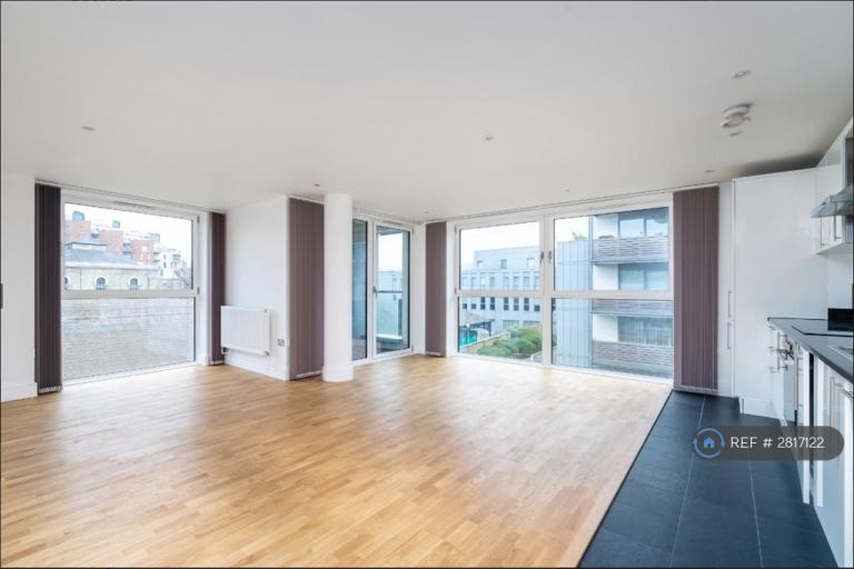 2 bedroom flat in Merryweather Place, London, SE10 (2 bed) (#2817122)