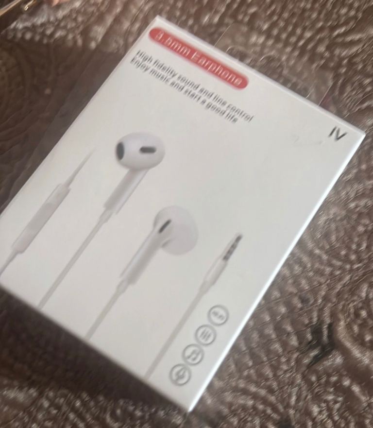 Headphones whire Earbuds (Noise isolating)