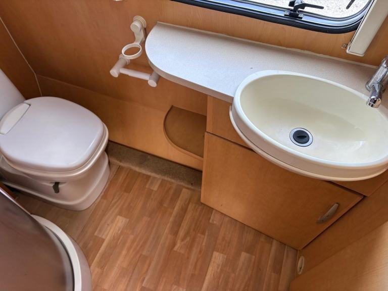 ABBEY AVENTURA 340 -TWIN AXLE- FIXED BUNK BEDS + END WASHROOM 