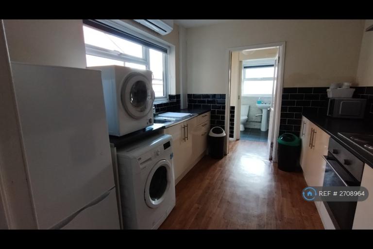 1 bedroom flat in Queensland Avenue, Coventry, CV5 (1 bed) (#2708964)