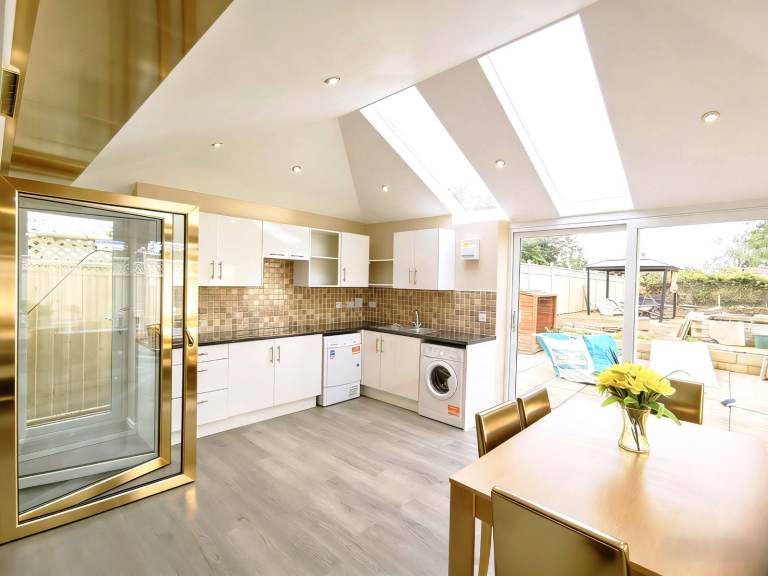 1 super large ensuite room in a spacious house with easy access