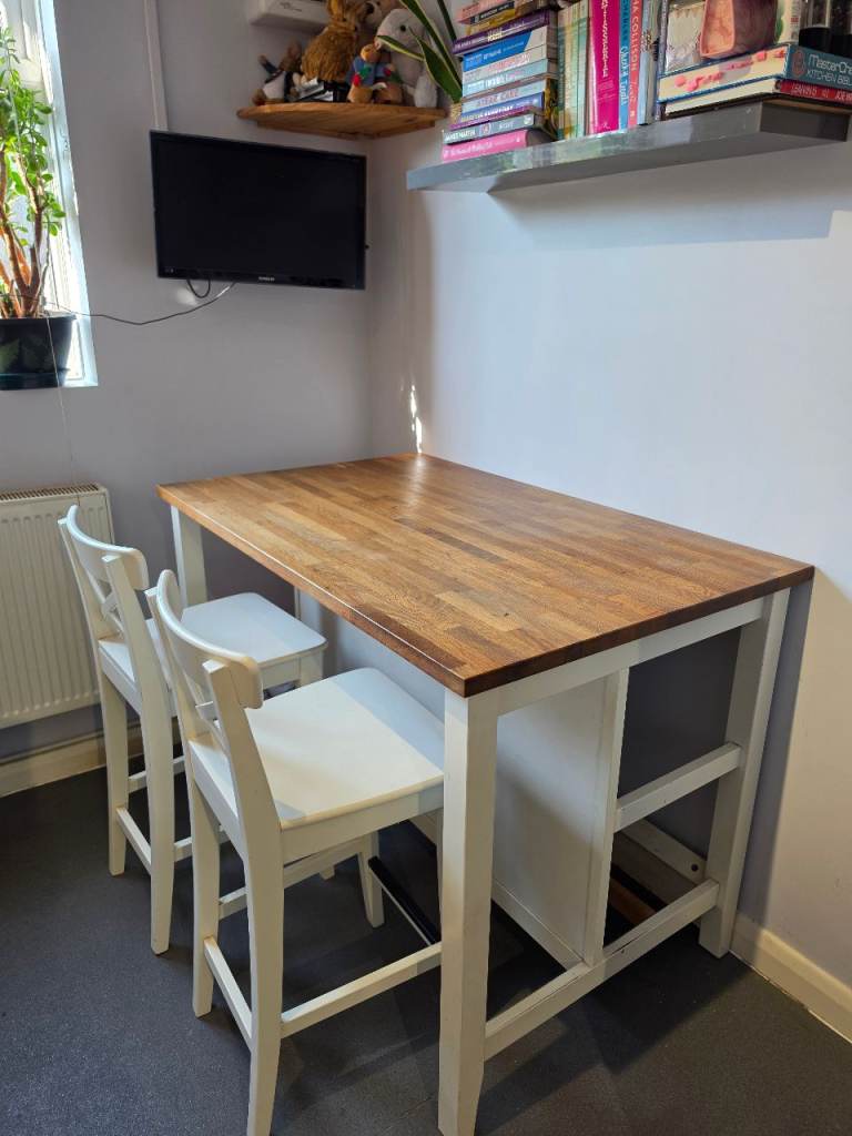Breakfast Bar Table with Four Stools – Good Condition