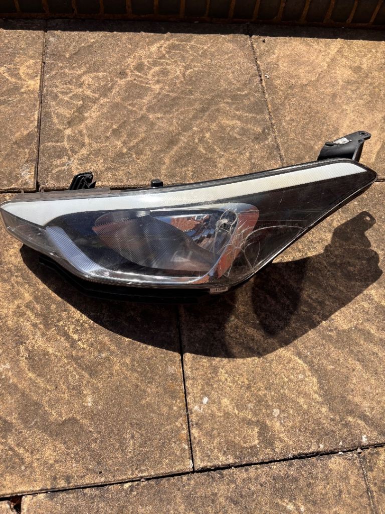 Hyundai headlight passenger side i20