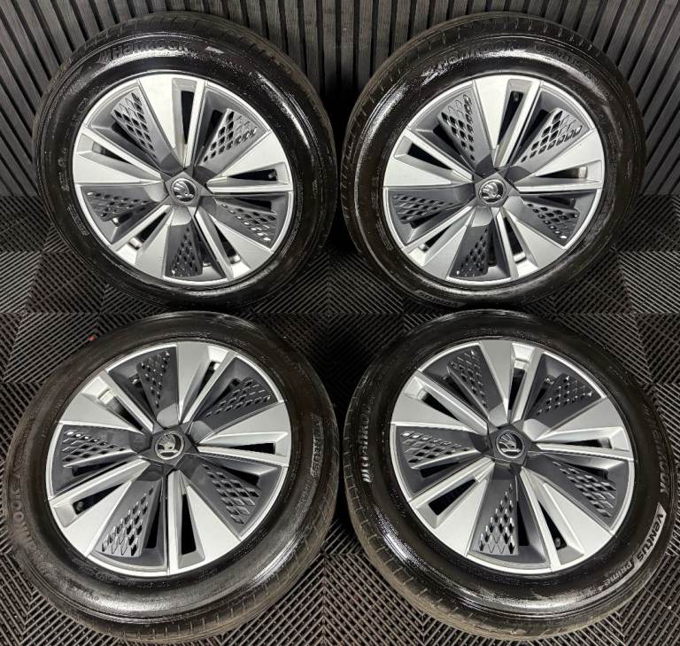 17'' GENUINE SKODA KAROQ MK3 SILVER WHEELS HANKOOK TYRES ALLOYS