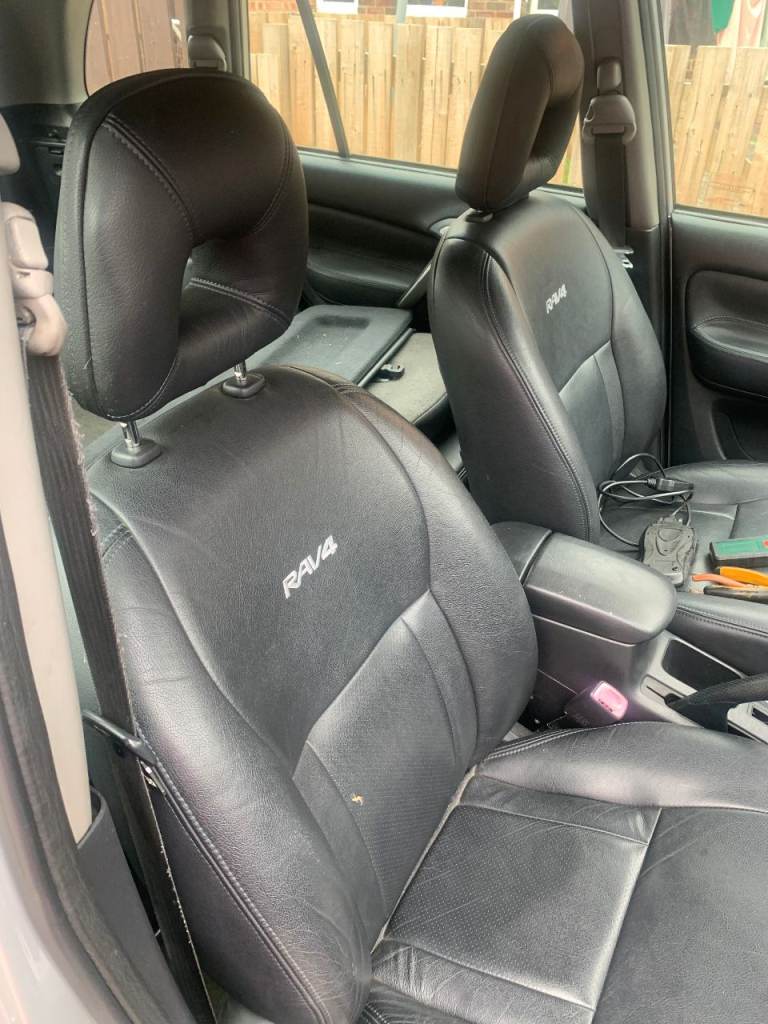 Toyota RAV 4 Estate 20DIESEL  SPARES REPAIR  NEEDS ALTNATOR FITTED £600 NO OFFERS 