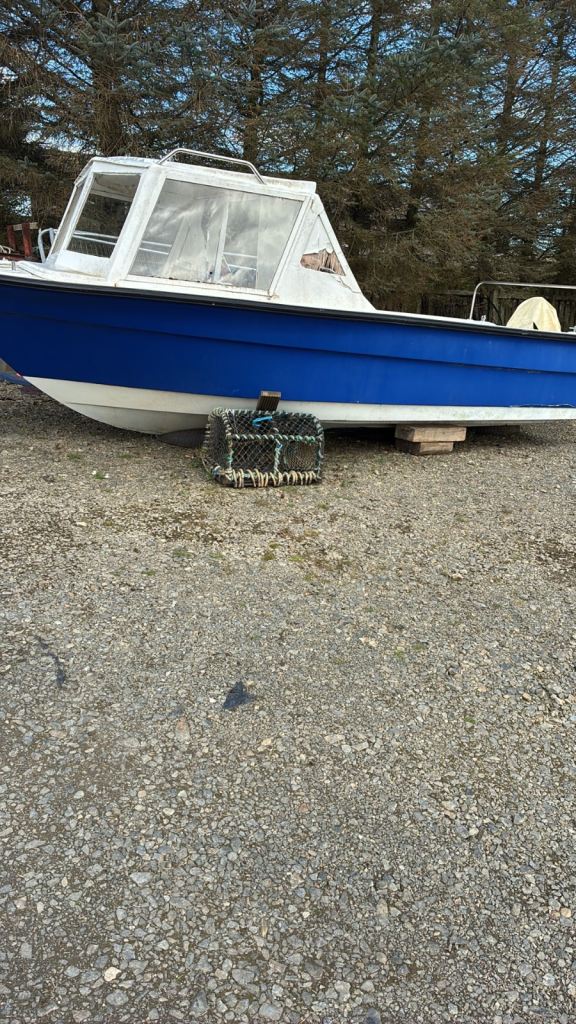 Small boat for creels or fishing 