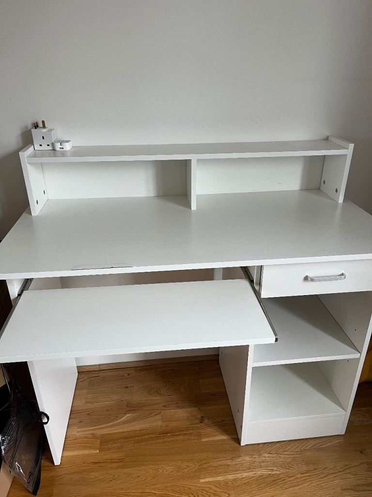 Desk with keyboard drawer 
