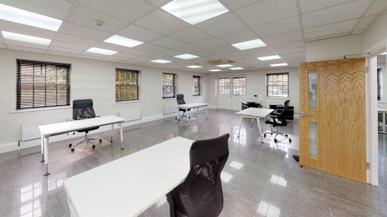 8 to 10 person Office Suite to Rent 