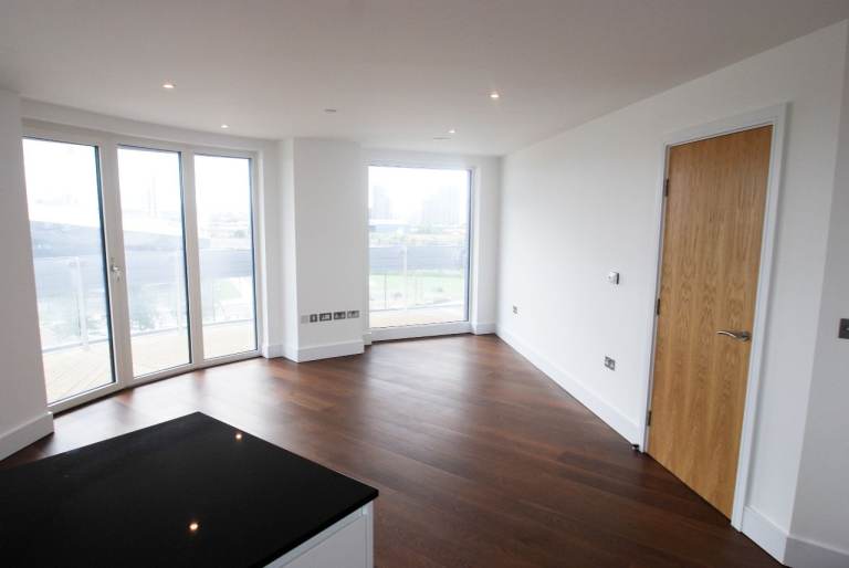 Three bedroom, two bathroom luxury flat with wrap around balcony in Docklands E16.